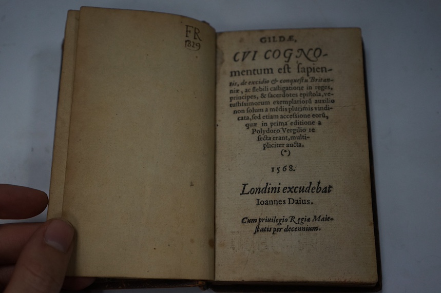 Gildas, Gildae. - cui cognomentum est sapientis, de excidio & conquestu Britanniae, ac flebili castigatione in reges, principes, & sacerdotes epistola, vetustissimorum exemplarioru[m] auxilio non solum a medis plurimis v